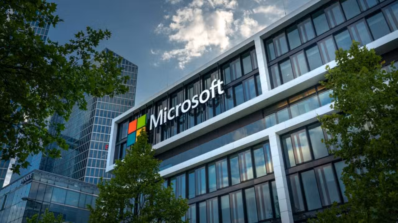 Microsoft - gguy / Shutterstock.com