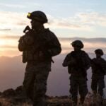 Militar americano com Drone - guvendemir/istockphoto.com