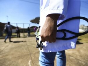 O exame também substituirá a etapa teórica do Revalida, exigido para médicos formados no exterior que desejam atuar no Brasil