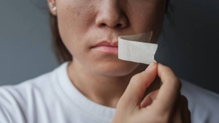 Mulher com fita na boca, conceito de violência - Divulgação/Gov.br