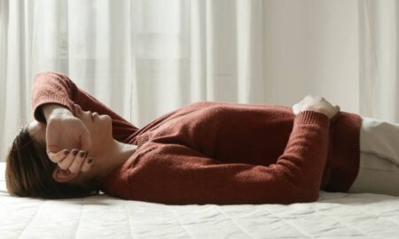 Mulher deitada, cansaço, menopausa - triocean / shutterstock.com