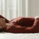 Mulher deitada, cansaço, menopausa - triocean / shutterstock.com