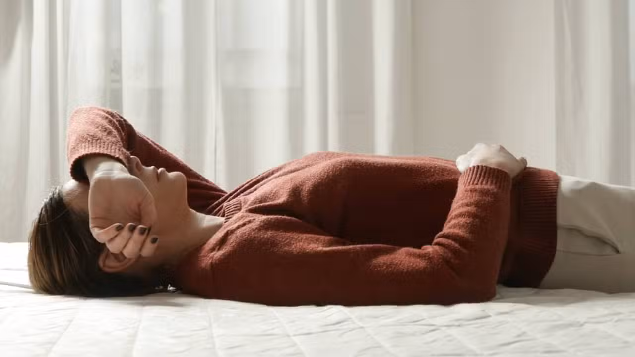 Mulher deitada, cansaço, menopausa - triocean / shutterstock.com