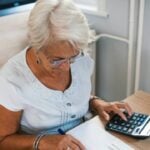 Mulher idosa, cálculos de contas e despesas - dragana991/ istockphoto.com