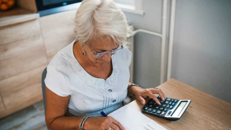 Mulher idosa, cálculos de contas e despesas - dragana991/ istockphoto.com