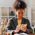 Mulher no celular - David Gyung - shutterstock.com