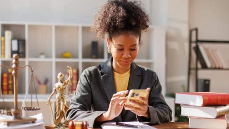 Mulher no celular - David Gyung - shutterstock.com