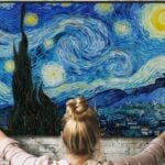 Mulher pendurando quadro, Noite Estrelada de Van Gogh - Rawpixel.com/ shutterstock.com