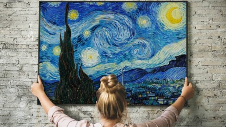 Mulher pendurando quadro, Noite Estrelada de Van Gogh - Rawpixel.com/ shutterstock.com