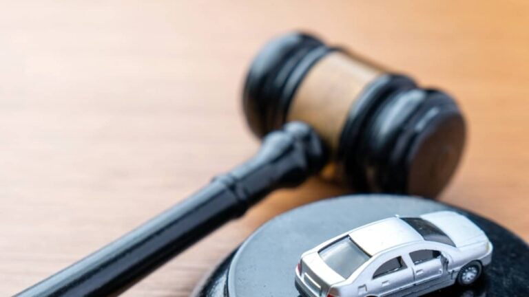 Multa de carro, detran - izzuanroslan/Shutterstock.com