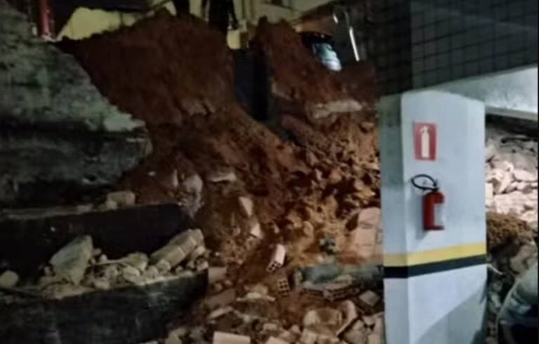 Muro de condomínio cai em BH - Reprodução