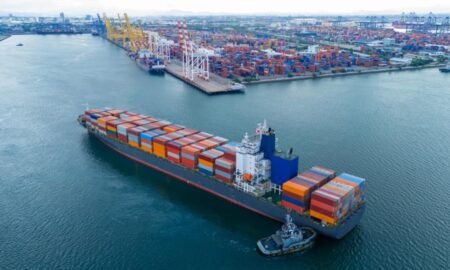 Navio com contêiner, carga, exportação, importação - GreenOak/shutterstock.com