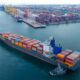 Navio com contêiner, carga, exportação, importação - GreenOak/shutterstock.com
