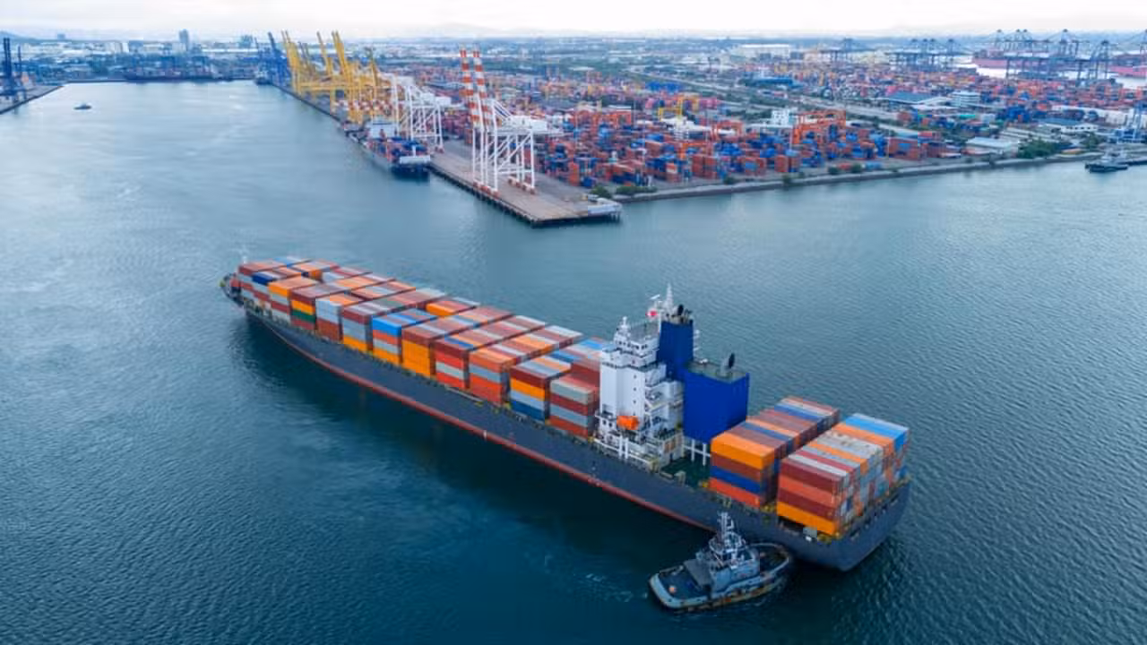 Navio com contêiner, carga, exportação, importação - GreenOak/shutterstock.com