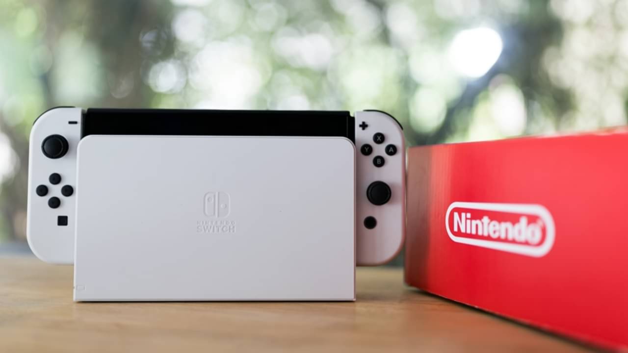 Nintendo Switch OLED - Dontree_M / Shutterstock.com