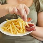 Obesidade, alimentos ultraprocessados, má alimentação - Studio Romantic/ shutterstock.com