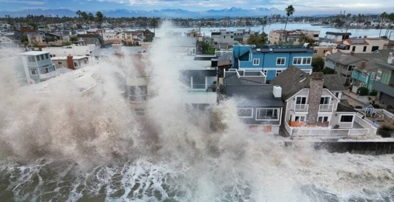 Ondas na Califórnia - Windzepher/istockphoto.com