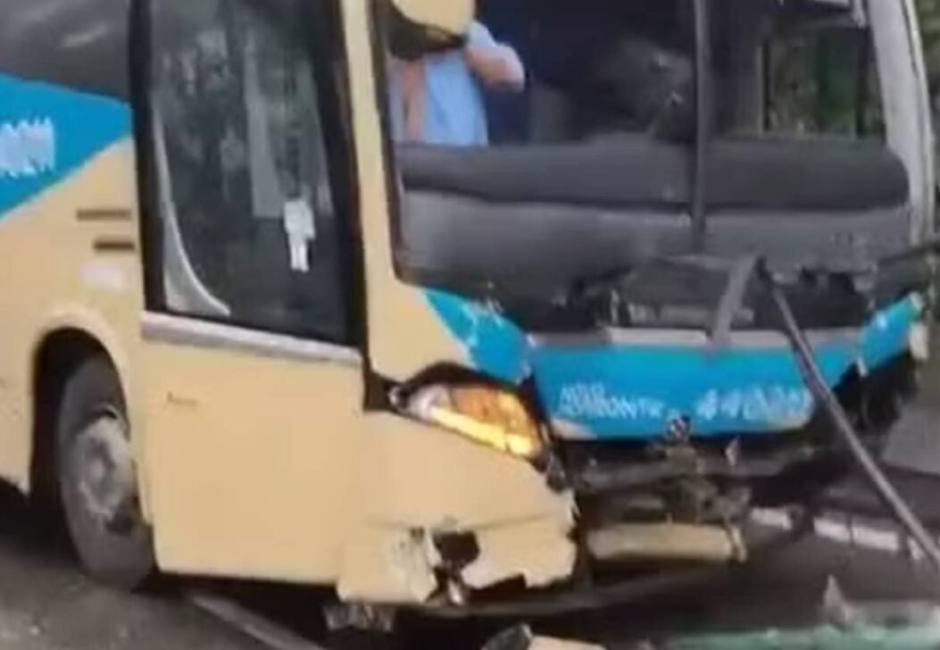 Ônibus desgovernado bate em veículos na Rodovia Anchieta - Reprodução - g1 Santos