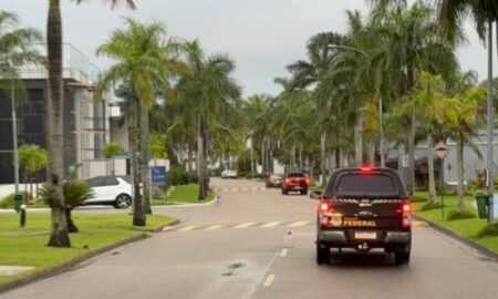 PF cumpre 47 mandados contra rede ilegal de TV e internet da milícia no RJ