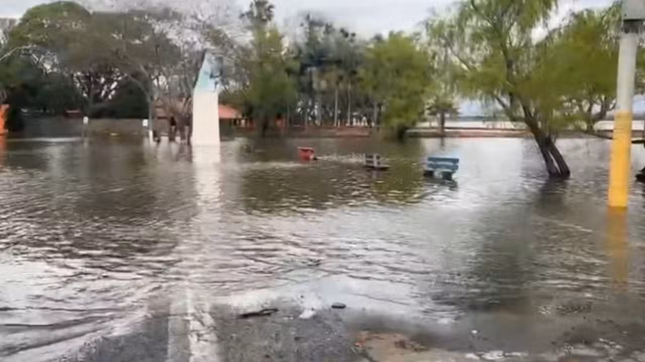 Orla de Uruguaiana tomada pela água - Pablo Gimenes/RBS TV