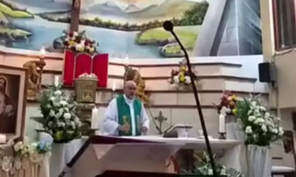 Cruz de madeira cai sobre padre e o mata em missa no Equador