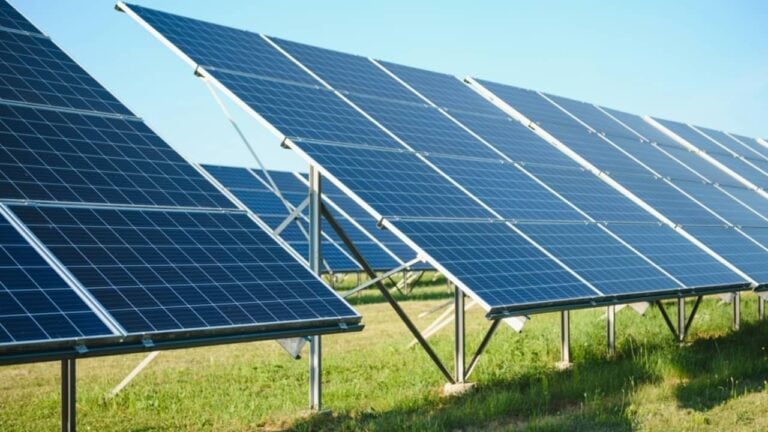 Painéis solares - Hryshchyshen Serhii/ shutterstock.com
