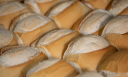 Plástico, pano ou geladeira? Descubra o jeito certo de guardar o pão segundo a ciência