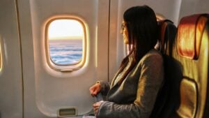 passageira olhando pela janela do avião - Yaroslav Astakhov / shutterstock.com