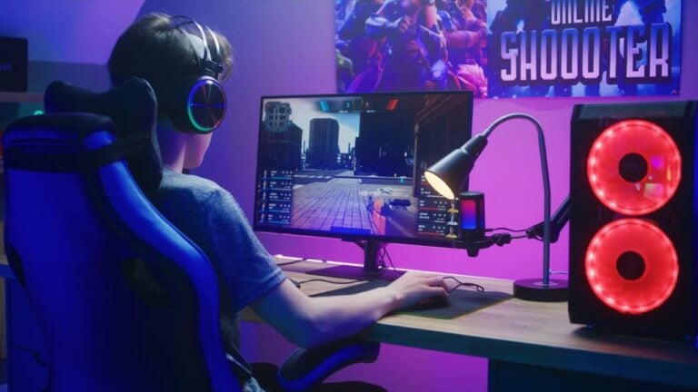 PC Gamer, jovem jogando game de FPS - Frame Stock Footage / shutterstock.com