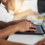 Pessoa mexendo em notebook, trabalho, curso - PeopleImages/shutterstock.com