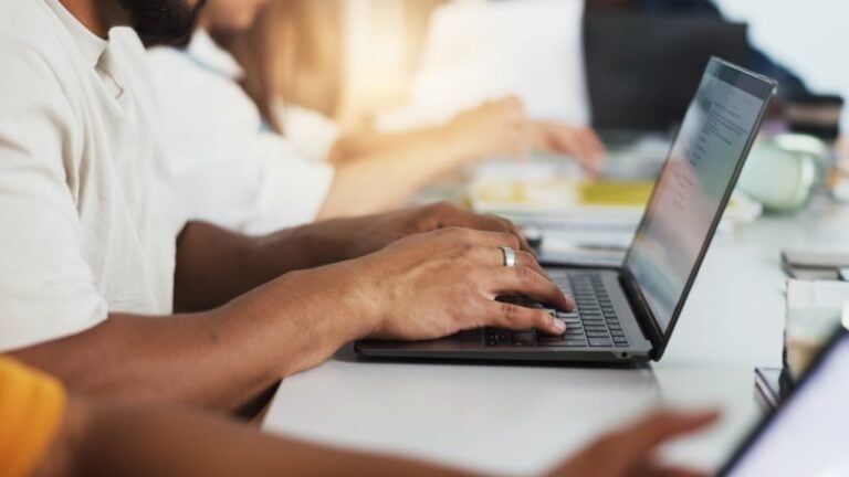 Pessoa mexendo em notebook, trabalho, curso - PeopleImages/shutterstock.com