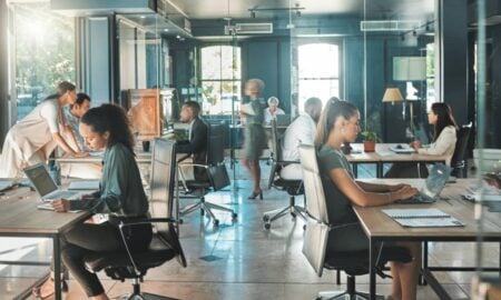 Pessoas trabalhando, escritório, empresários - PeopleImages/ istockphoto.com