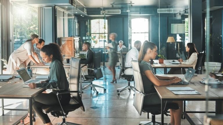 Pessoas trabalhando, escritório, empresários - PeopleImages/ istockphoto.com