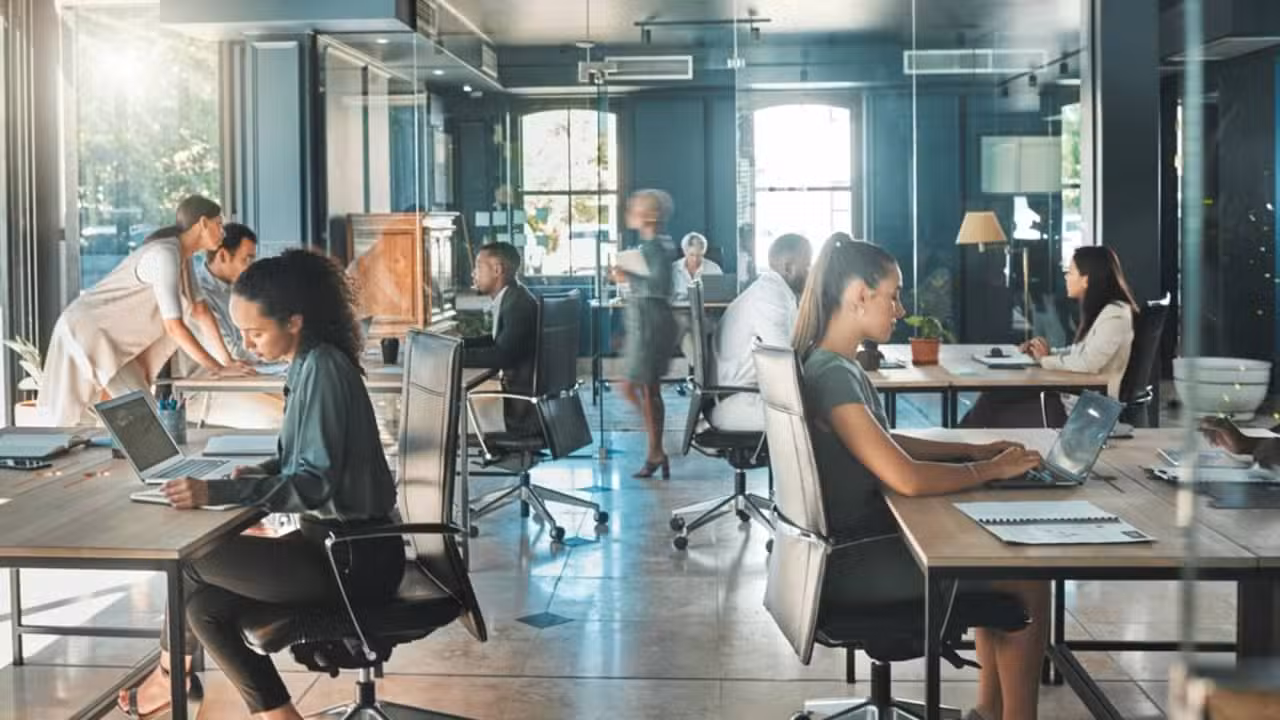 Pessoas trabalhando, escritório, empresários - PeopleImages/ istockphoto.com