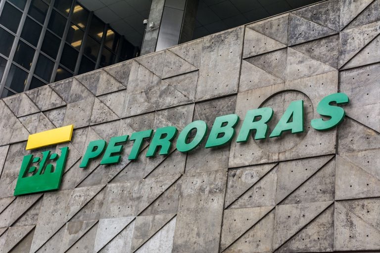 P-82 da Petrobras parte rumo ao Brasil para produzir 225 mil barris por dia