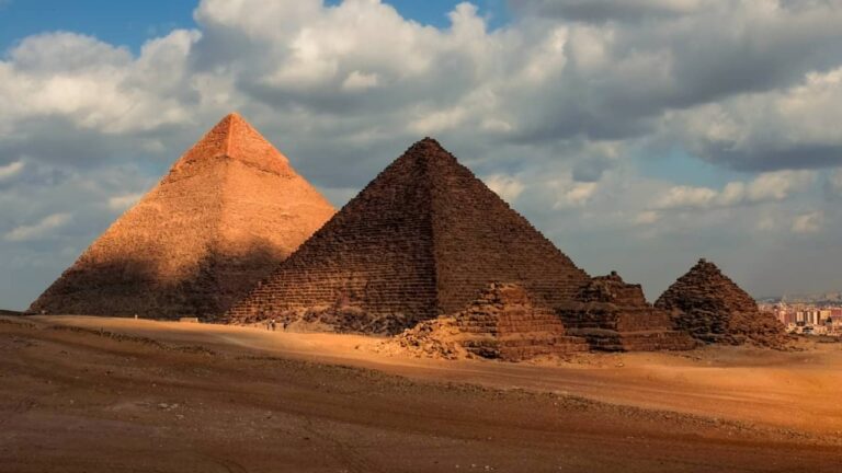 Pirâmides de Gizé no Egito - Orhan Cam / shutterstock.com