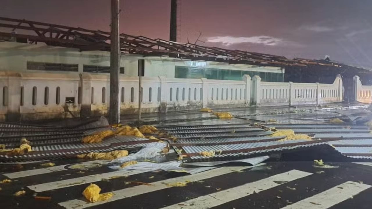 Placas de zinco espalhadas no meio da rua após chuva - Reprodução/Rede Social