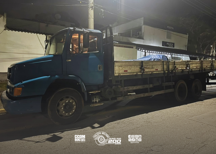 PM recupera caminhão furtado em São José dos Campos com carga intacta