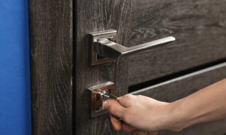 porta de madeira - New Africa/Shutterstock.com
