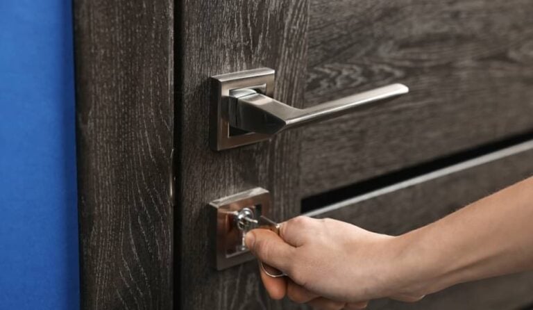 porta de madeira - New Africa/Shutterstock.com