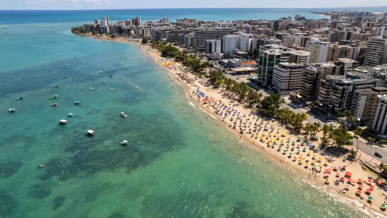 Praia de Maceió - AT Global/shutterstock.com