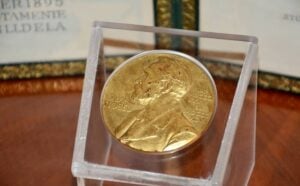prêmio nobel - Golden Brown / Shutterstock.com