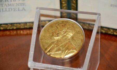 prêmio nobel - Golden Brown / Shutterstock.com
