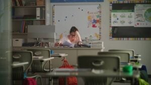 Professora corrigindo provas - Frame Stock Footage / shutterstock.com
