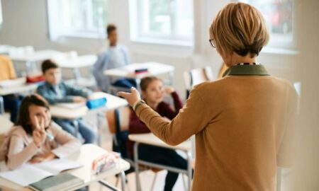 Professora, sala de aula, alunos - Drazen Zigic/ istockphoto.com