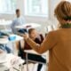 Professora, sala de aula, alunos - Drazen Zigic/ istockphoto.com
