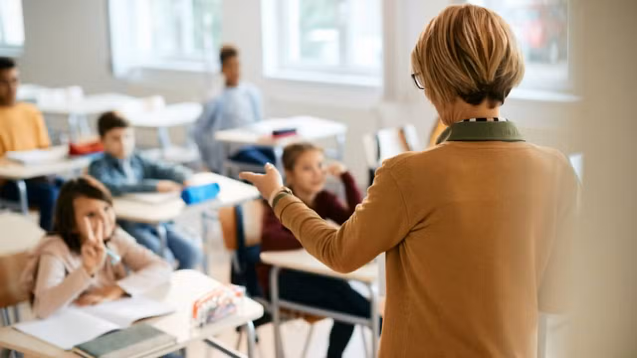 Professora, sala de aula, alunos - Drazen Zigic/ istockphoto.com