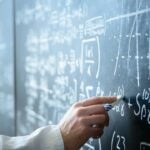 Quadro negro, fórmulas, matemática, professor - nicolas_/ istockphoto.com