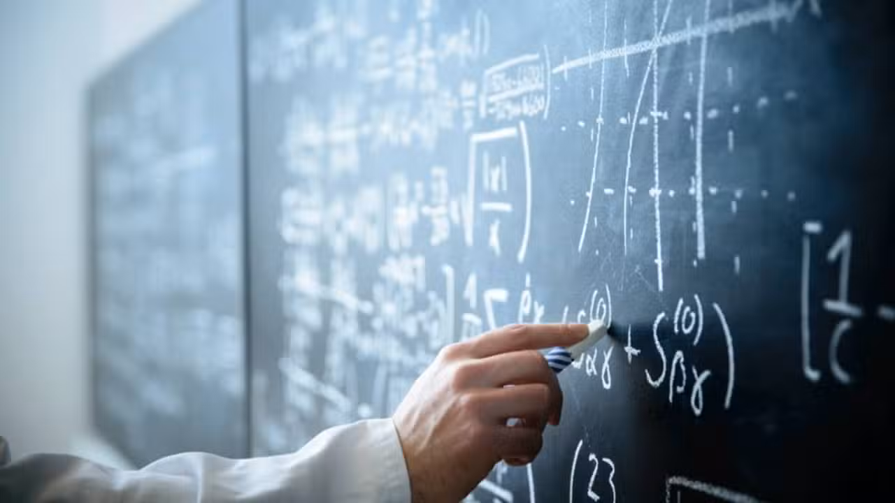 Quadro negro, fórmulas, matemática, professor - nicolas_/ istockphoto.com