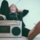 Rádio antigo, pessoa escutando música - pixabay.com